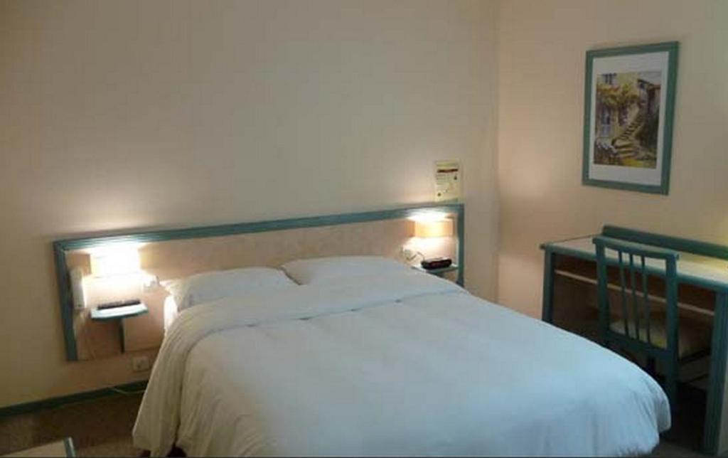 Hotel Le Chatelain Faulquemont Room photo